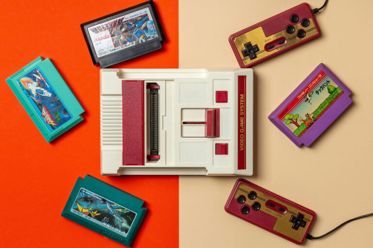 Retro-Nintendo-Konsole mit Spielmodulen