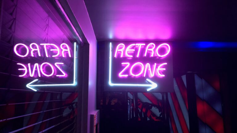 Neon Pink Blau Retro Zone