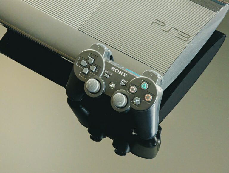 PlayStation 3 avec une manette