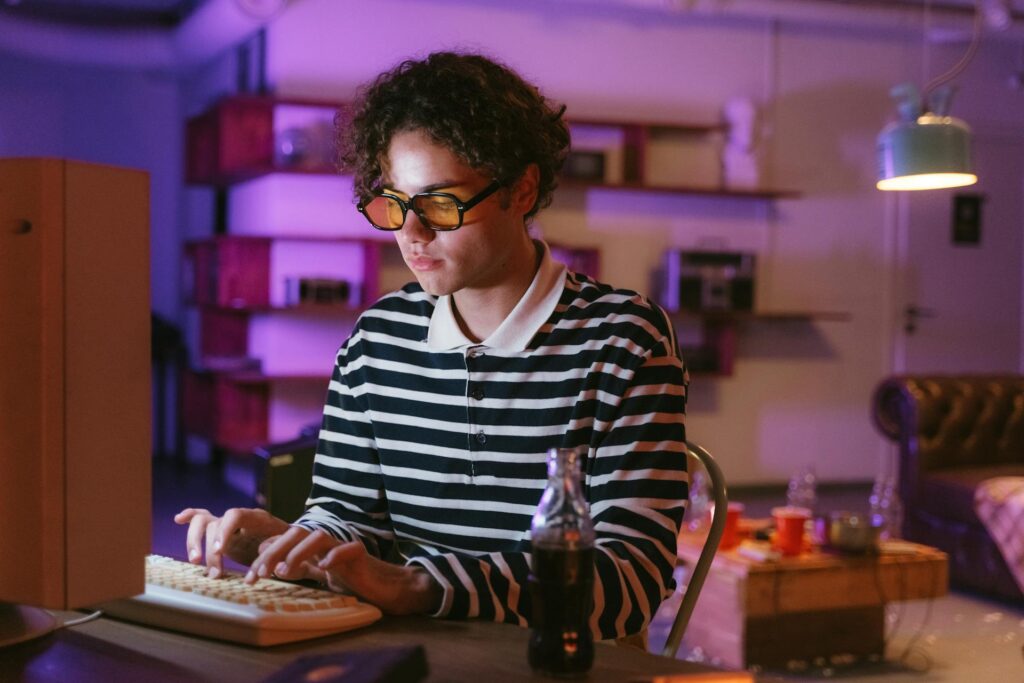 Homme avec des lunettes anti-lumière bleue sur son PC