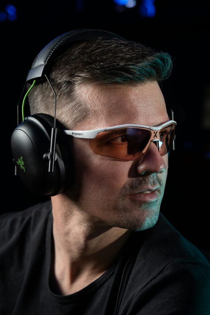 Homme avec des lunettes anti-lumière bleue Horus X