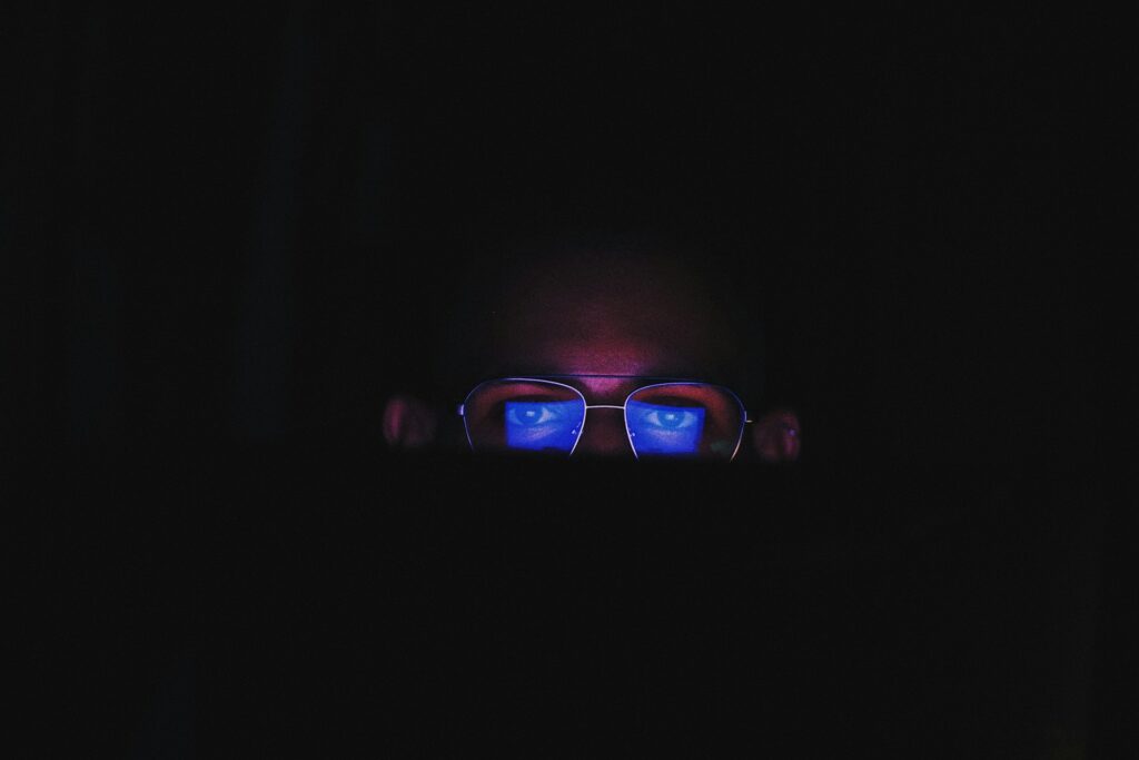 Homme portant des lunettes pour jouer aux jeux vidéo