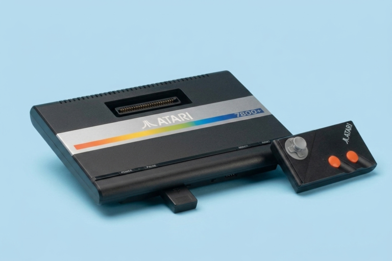Neuauflage des Atari 7800 vor blauem Hintergrund