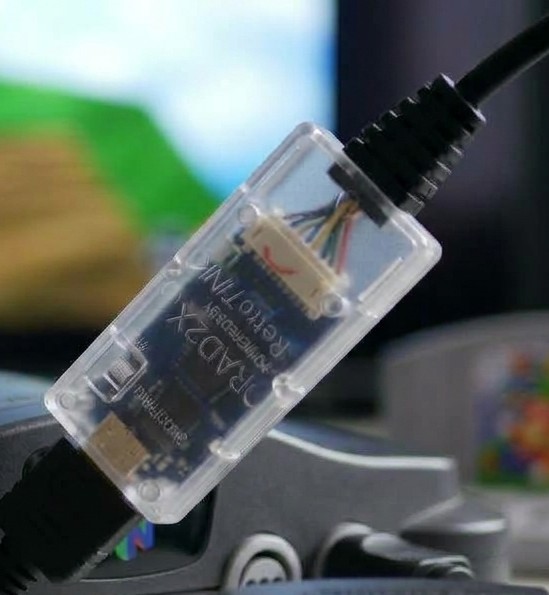 Convertisseur HDMI RAD2X branché à la Nintendo 64