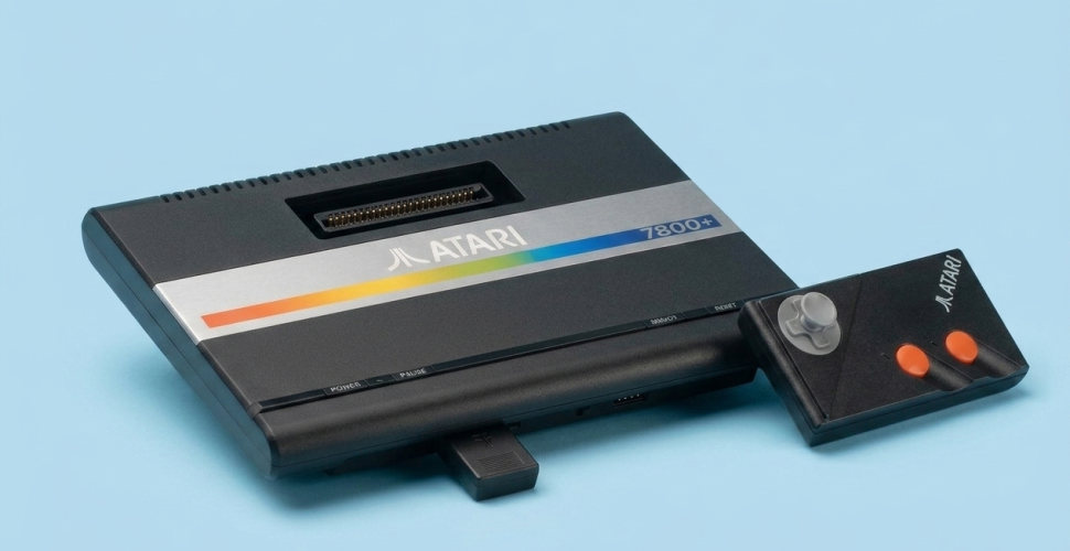 Neuauflage des Atari 7800 vor blauem Hintergrund