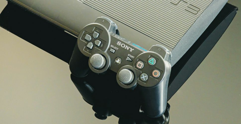 PlayStation 3 avec une manette